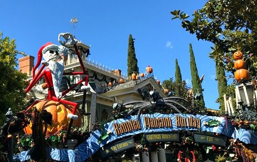 8 Reasons to Visit Disneyland in the Fall