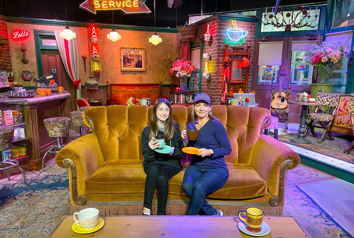 Mom and daughter on Friends set during Warner Bros. Tour