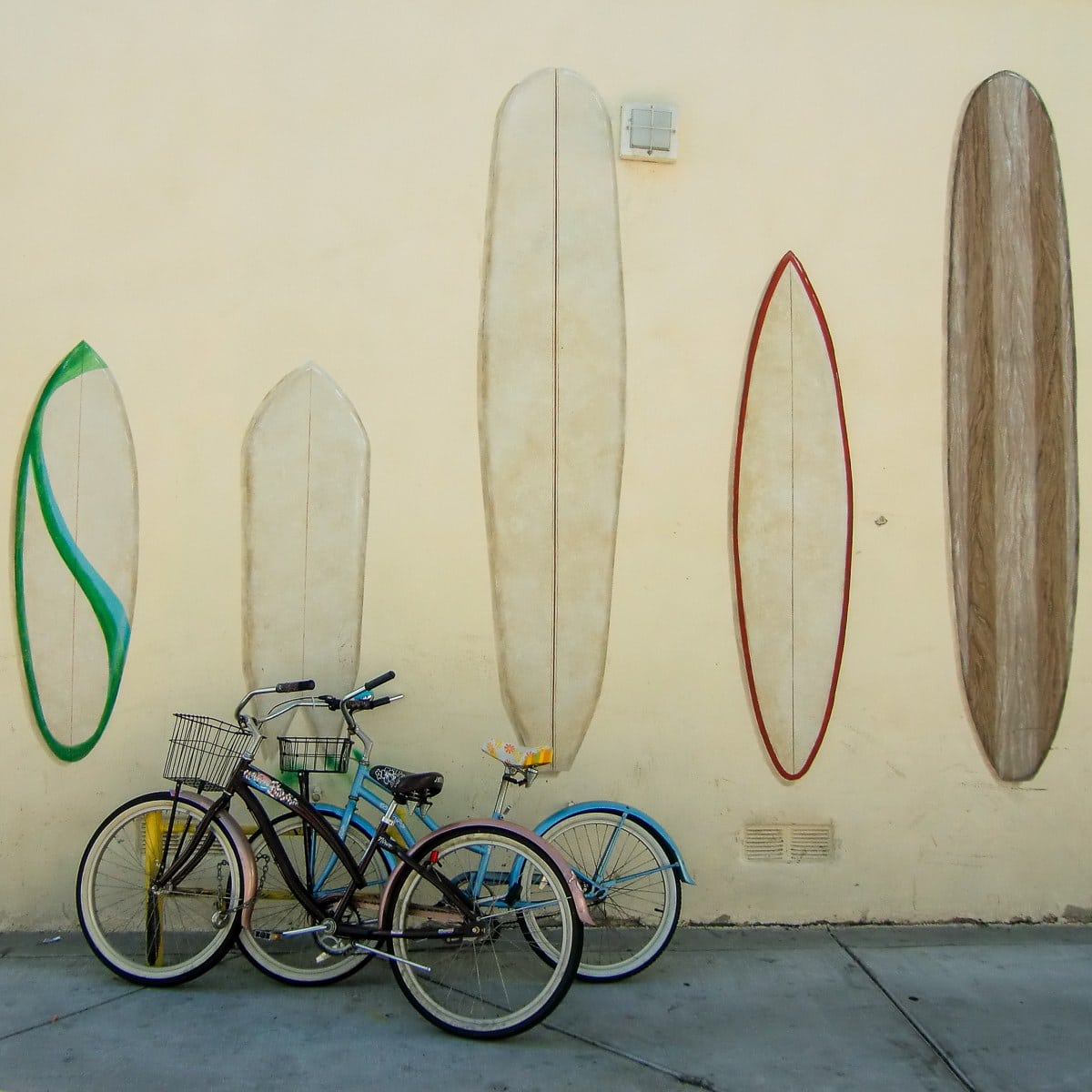 Beach cruisers and surfboard mural in Huntington Beach, California