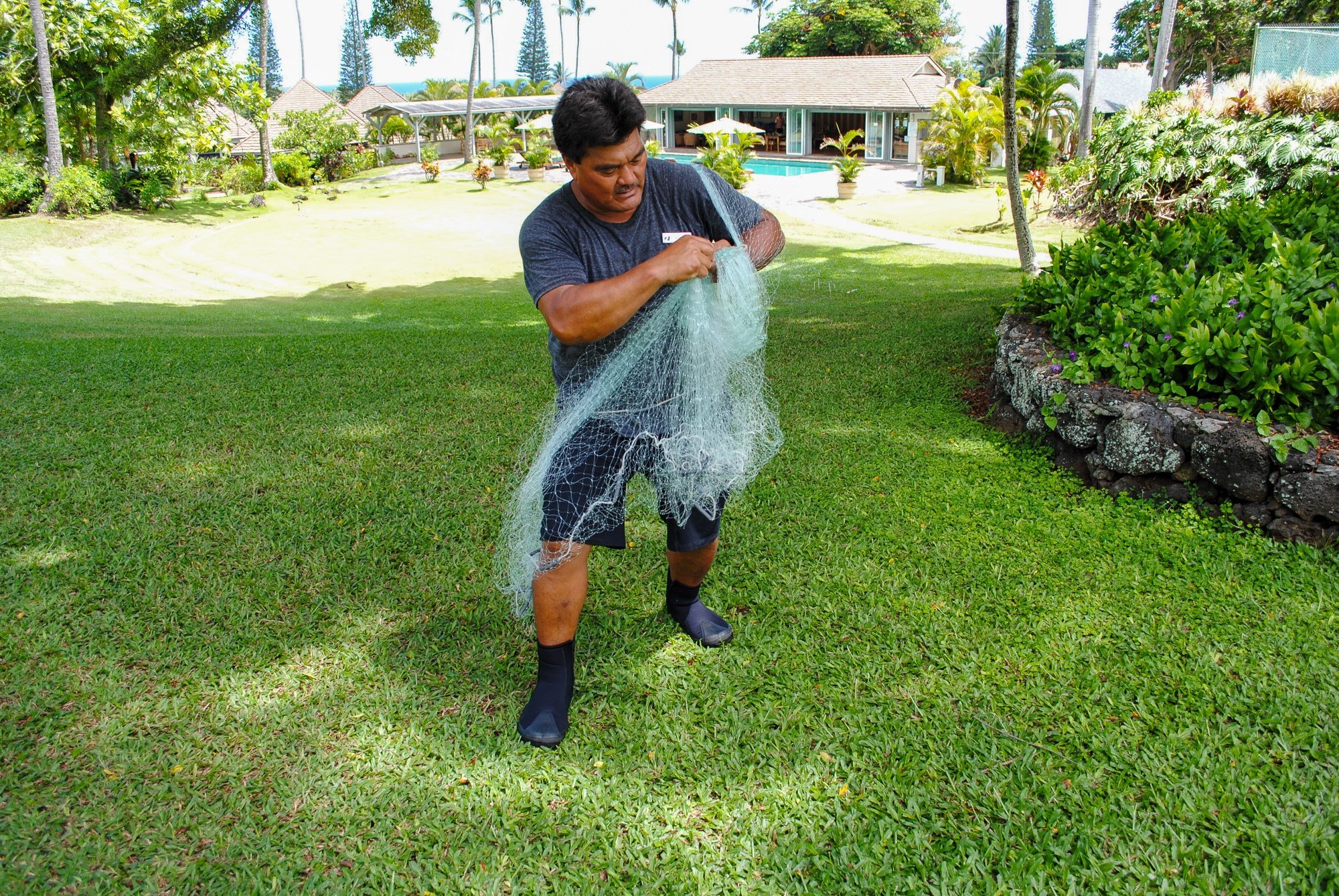 Throw net fishing lesson in Hana, Maui