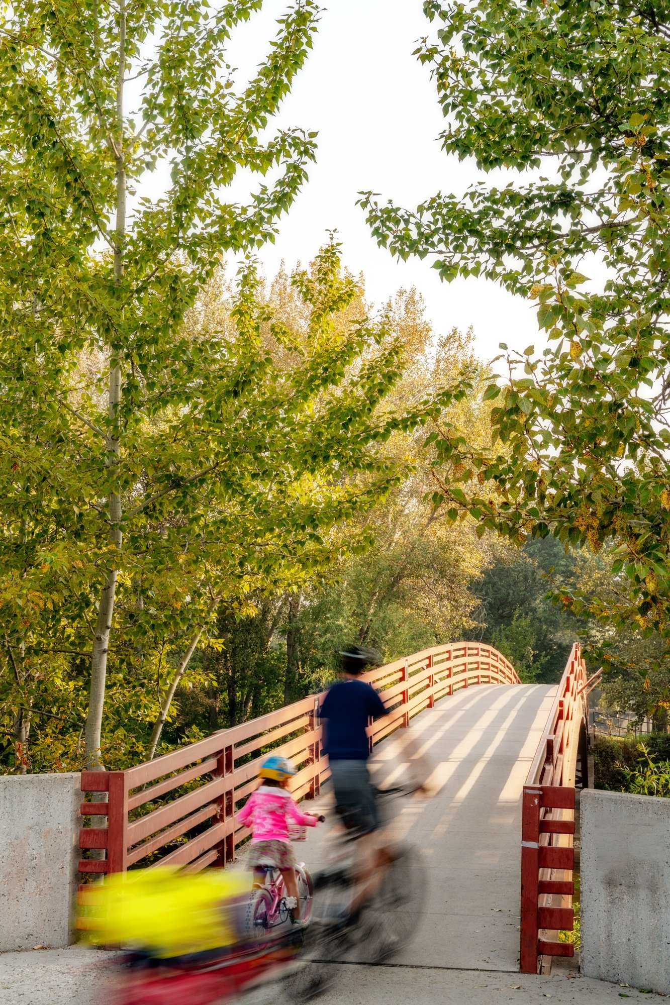 Family bike ride on the Boise River Greenbelt 