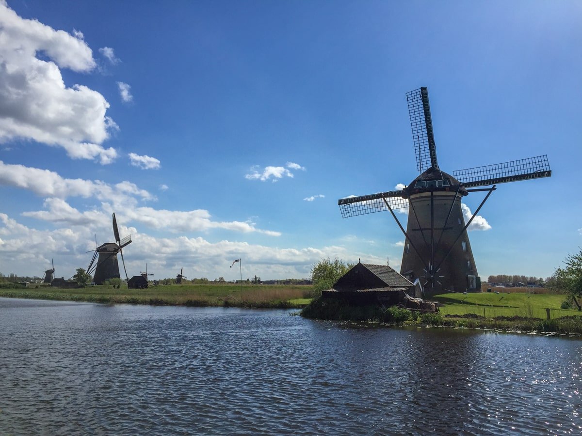 Kinderdijk is located at the confluence of the Lek and Noord rivers