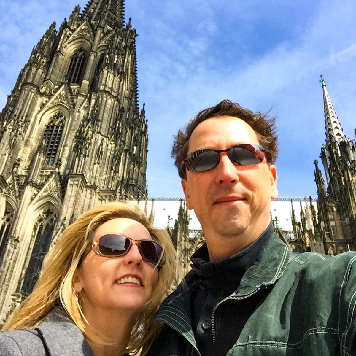 Casal posando em frente à Catedral de Colônia