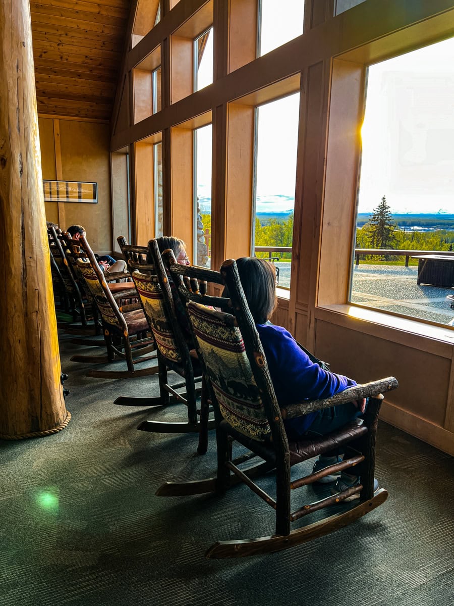 Hóspedes do Talkeetna Alaskan Lodge apreciando a vista